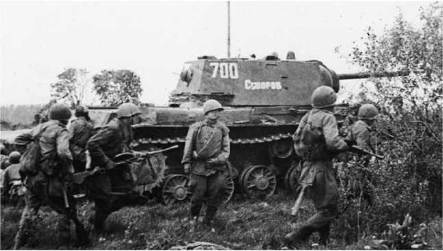 Иллюстрация к книге — Советский тяжелый танк КВ-1. Первые танки Победы [i_093.jpg]