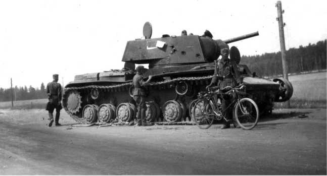 Иллюстрация к книге — Советский тяжелый танк КВ-1. Первые танки Победы [i_096.jpg]