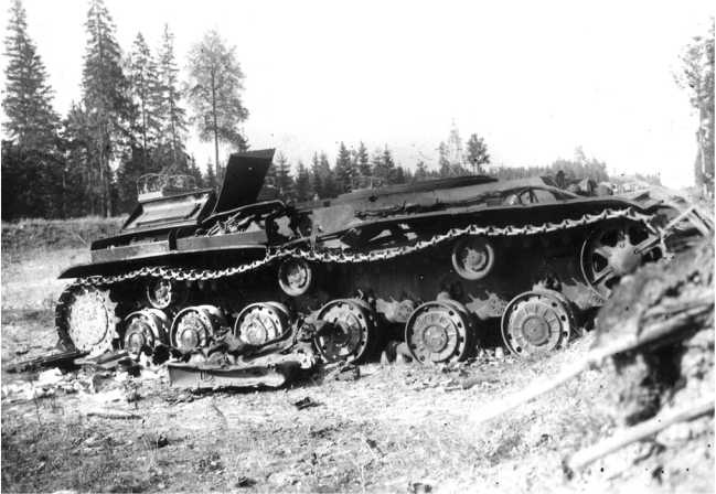 Иллюстрация к книге — Советский тяжелый танк КВ-1. Первые танки Победы [i_099.jpg]