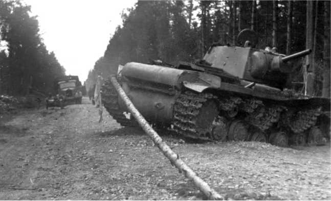 Иллюстрация к книге — Советский тяжелый танк КВ-1. Первые танки Победы [i_100.jpg]