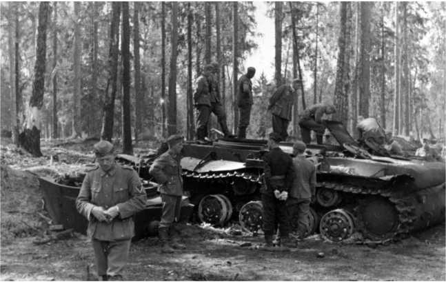 Иллюстрация к книге — Советский тяжелый танк КВ-1. Первые танки Победы [i_103.jpg]