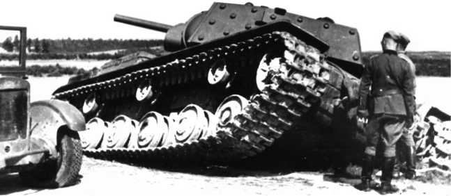 Иллюстрация к книге — Советский тяжелый танк КВ-1. Первые танки Победы [i_104.jpg]