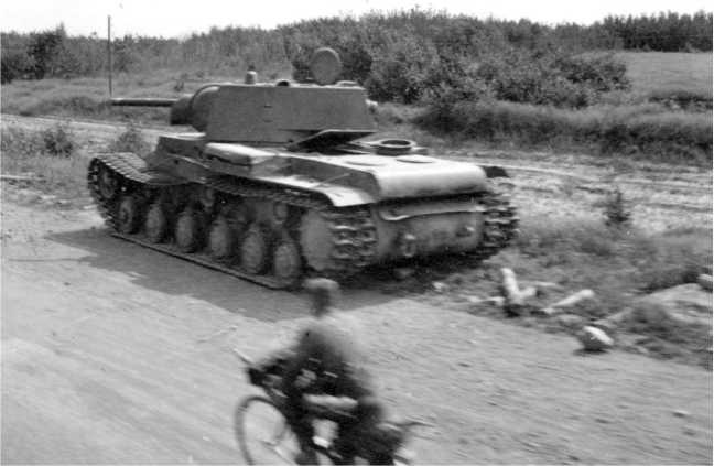 Иллюстрация к книге — Советский тяжелый танк КВ-1. Первые танки Победы [i_106.jpg]