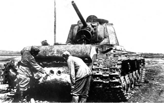 Иллюстрация к книге — Советский тяжелый танк КВ-1. Первые танки Победы [i_121.jpg]