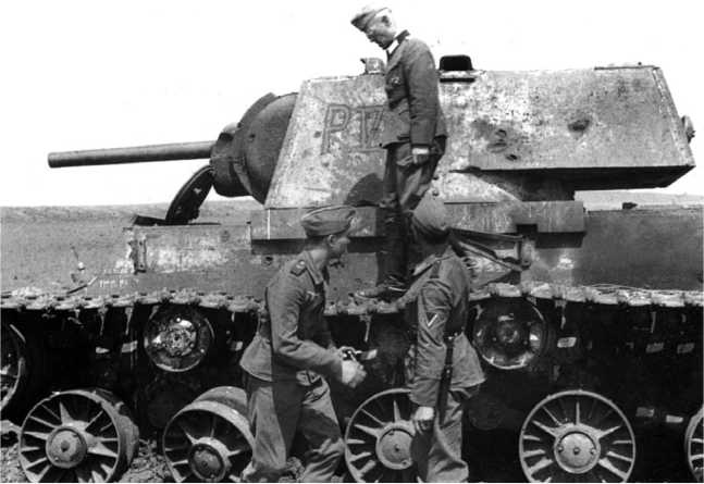 Иллюстрация к книге — Советский тяжелый танк КВ-1. Первые танки Победы [i_125.jpg]