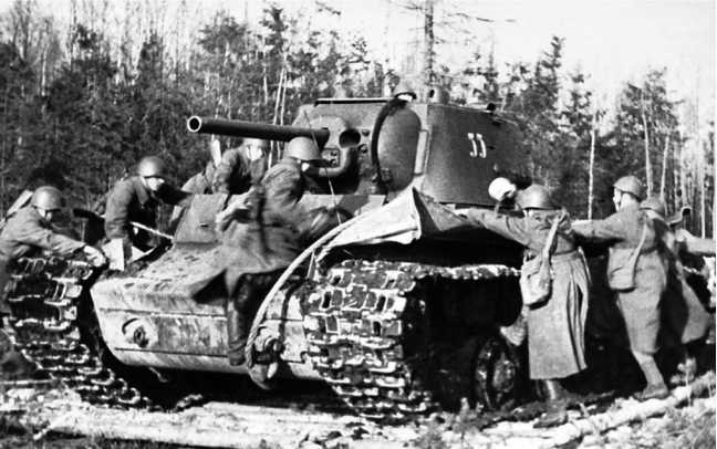 Иллюстрация к книге — Советский тяжелый танк КВ-1. Первые танки Победы [i_136.jpg]
