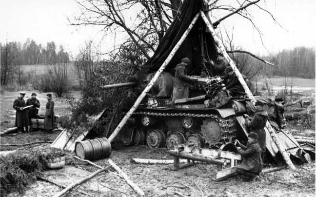 Иллюстрация к книге — Советский тяжелый танк КВ-1. Первые танки Победы [i_140.jpg]