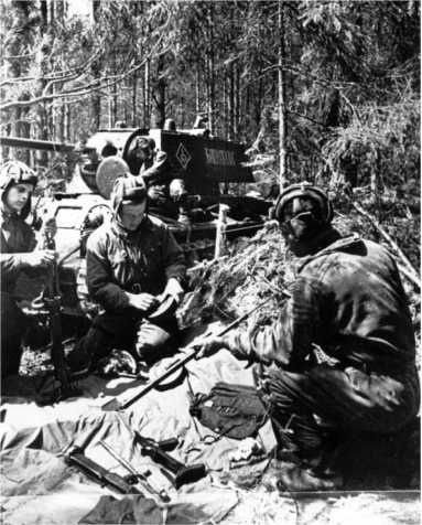 Иллюстрация к книге — Советский тяжелый танк КВ-1. Первые танки Победы [i_142.jpg]