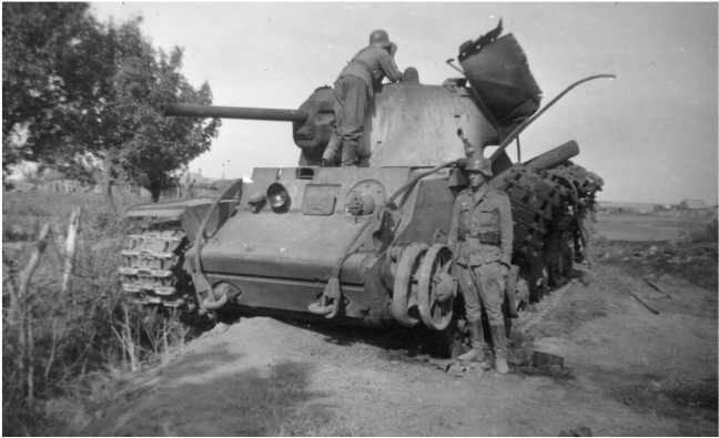 Иллюстрация к книге — Советский тяжелый танк КВ-1. Первые танки Победы [i_145.jpg]