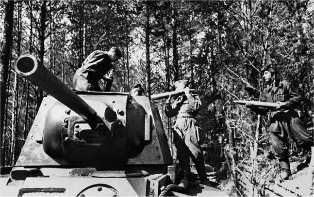 Иллюстрация к книге — Советский тяжелый танк КВ-1. Первые танки Победы [i_148.jpg]