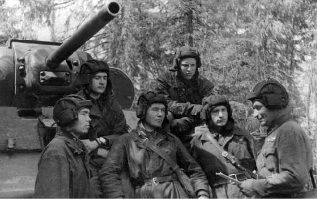 Иллюстрация к книге — Советский тяжелый танк КВ-1. Первые танки Победы [i_149.jpg]