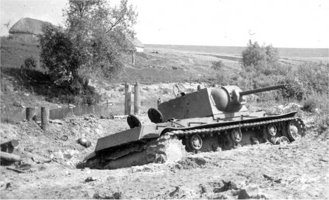 Иллюстрация к книге — Советский тяжелый танк КВ-1. Первые танки Победы [i_165.jpg]