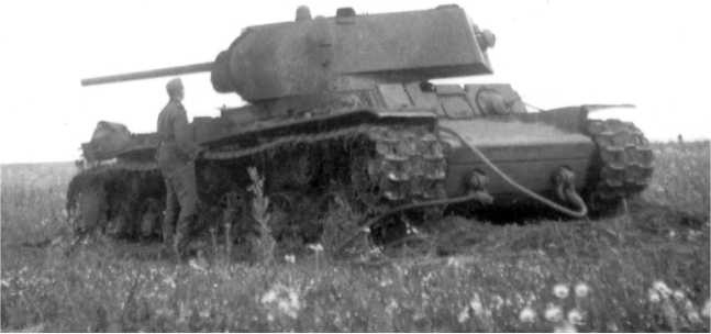 Иллюстрация к книге — Советский тяжелый танк КВ-1. Первые танки Победы [i_166.jpg]