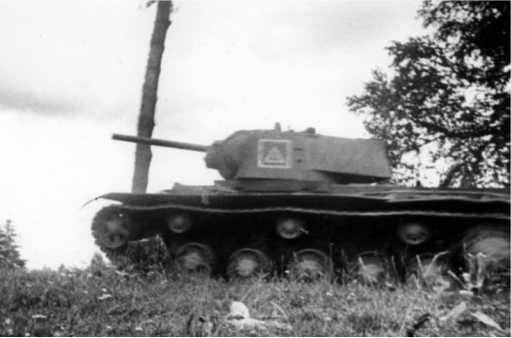 Иллюстрация к книге — Советский тяжелый танк КВ-1. Первые танки Победы [i_167.jpg]