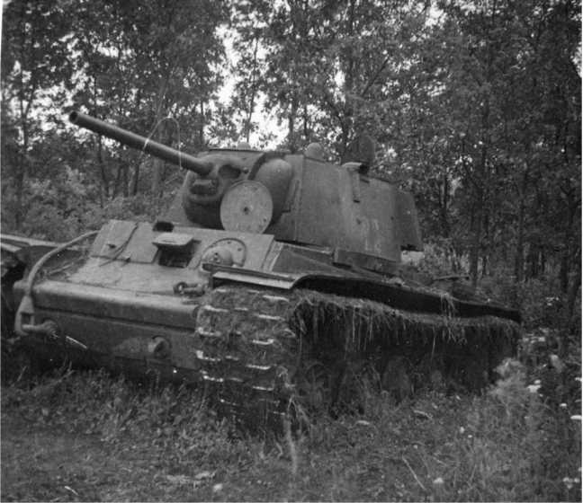 Иллюстрация к книге — Советский тяжелый танк КВ-1. Первые танки Победы [i_172.jpg]