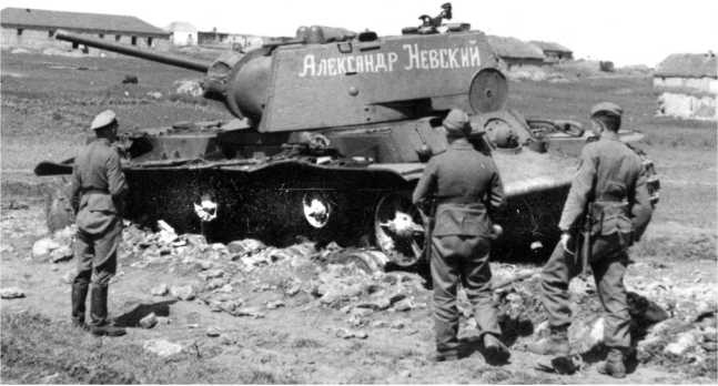 Иллюстрация к книге — Советский тяжелый танк КВ-1. Первые танки Победы [i_175.jpg]