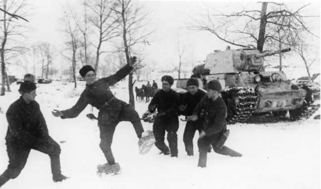 Иллюстрация к книге — Советский тяжелый танк КВ-1. Первые танки Победы [i_178.jpg]