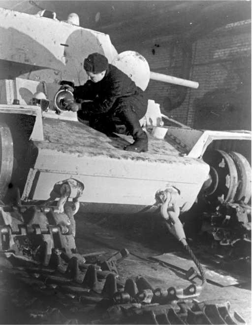 Иллюстрация к книге — Советский тяжелый танк КВ-1. Первые танки Победы [i_189.jpg]