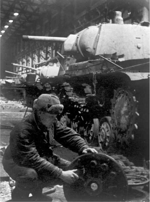 Иллюстрация к книге — Советский тяжелый танк КВ-1. Первые танки Победы [i_192.jpg]