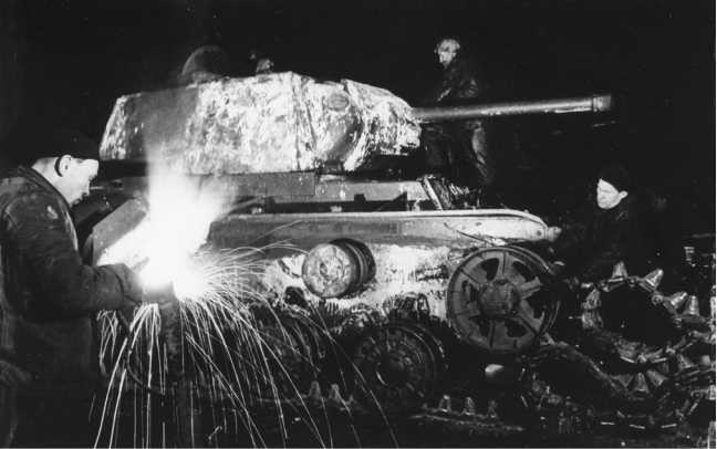 Иллюстрация к книге — Советский тяжелый танк КВ-1. Первые танки Победы [i_193.jpg]