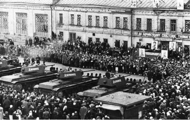 Иллюстрация к книге — Советский тяжелый танк КВ-1. Первые танки Победы [i_197.jpg]