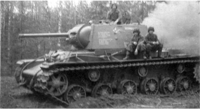 Иллюстрация к книге — Советский тяжелый танк КВ-1. Первые танки Победы [i_199.jpg]