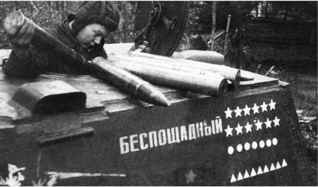 Иллюстрация к книге — Советский тяжелый танк КВ-1. Первые танки Победы [i_200.jpg]