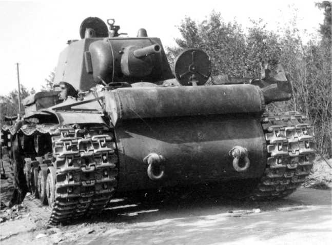 Иллюстрация к книге — Советский тяжелый танк КВ-1. Первые танки Победы [i_206.jpg]