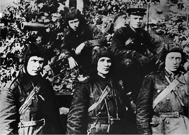 Иллюстрация к книге — Советский тяжелый танк КВ-1. Первые танки Победы [i_208.jpg]