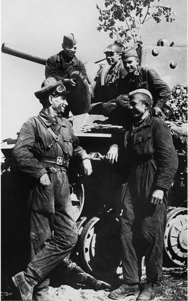 Иллюстрация к книге — Советский тяжелый танк КВ-1. Первые танки Победы [i_209.jpg]