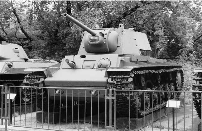 Иллюстрация к книге — Советский тяжелый танк КВ-1. Первые танки Победы [i_217.jpg]