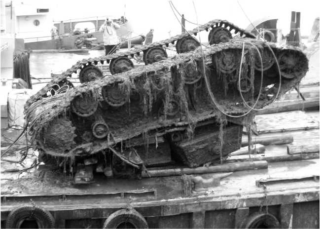 Иллюстрация к книге — Советский тяжелый танк КВ-1. Первые танки Победы [i_223.jpg]