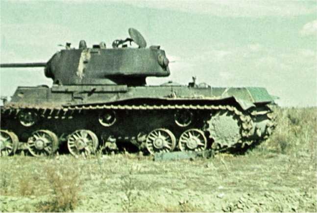 Иллюстрация к книге — Советский тяжелый танк КВ-1. Первые танки Победы [i_233.jpg]