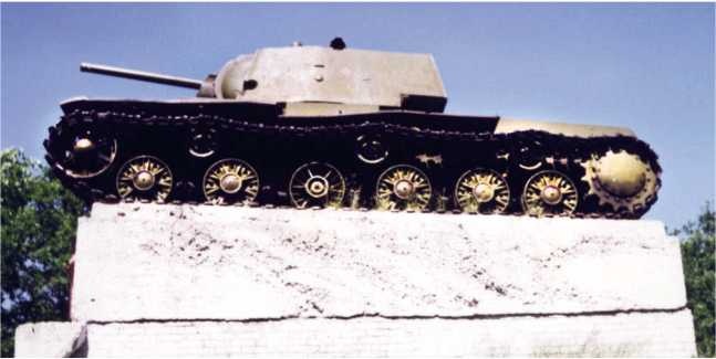 Иллюстрация к книге — Советский тяжелый танк КВ-1. Первые танки Победы [i_244.jpg]