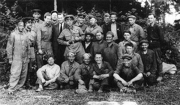 Иллюстрация к книге — Танк прорыва КВ. &quot;Клим Ворошилов&quot; [i_033.jpg]