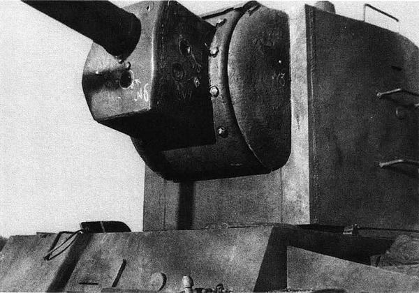 Иллюстрация к книге — Танк прорыва КВ. &quot;Клим Ворошилов&quot; [i_038.jpg]