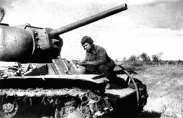 Иллюстрация к книге — Танк прорыва КВ. &quot;Клим Ворошилов&quot; [i_072.jpg]