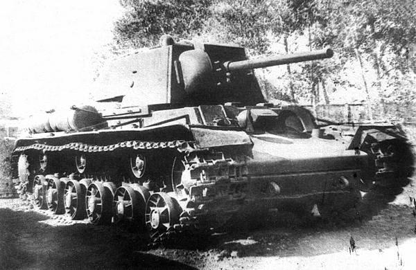 Иллюстрация к книге — Танк прорыва КВ. &quot;Клим Ворошилов&quot; [i_119.jpg]