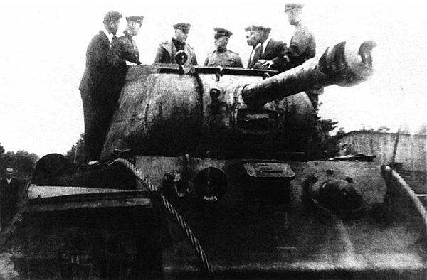 Иллюстрация к книге — Танк прорыва КВ. &quot;Клим Ворошилов&quot; [i_173.jpg]