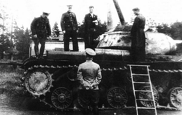 Иллюстрация к книге — Танк прорыва КВ. &quot;Клим Ворошилов&quot; [i_174.jpg]