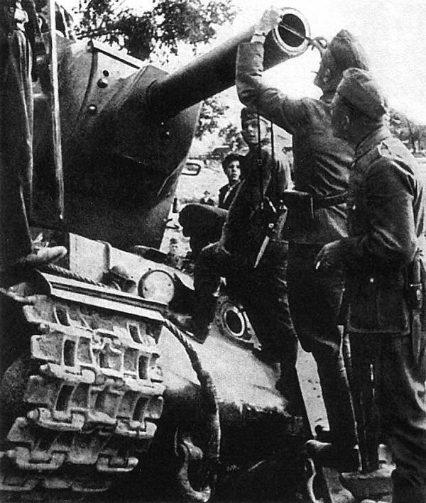 Иллюстрация к книге — Танк прорыва КВ. &quot;Клим Ворошилов&quot; [i_204.jpg]