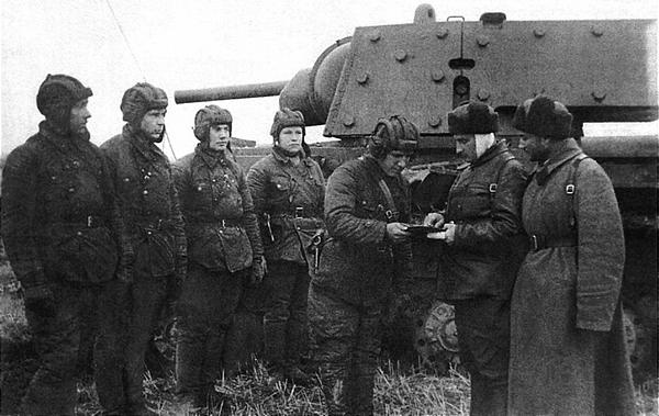 Иллюстрация к книге — Танк прорыва КВ. &quot;Клим Ворошилов&quot; [i_211.jpg]