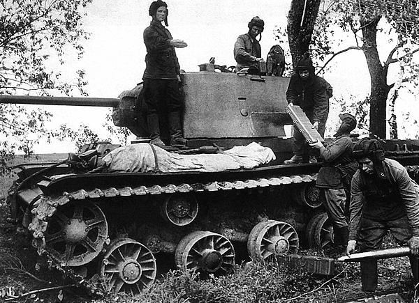 Иллюстрация к книге — Танк прорыва КВ. &quot;Клим Ворошилов&quot; [i_225.jpg]