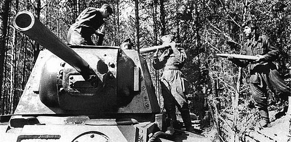 Иллюстрация к книге — Танк прорыва КВ. &quot;Клим Ворошилов&quot; [i_227.jpg]