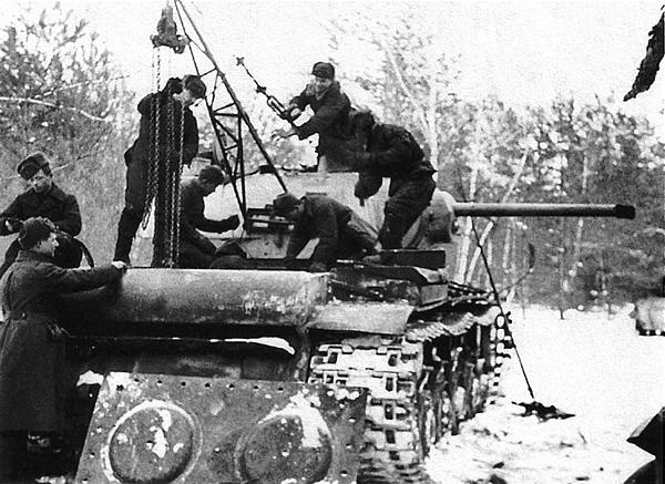 Иллюстрация к книге — Танк прорыва КВ. &quot;Клим Ворошилов&quot; [i_231.jpg]