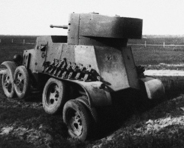 Иллюстрация к книге — Броня на колесах. История советского бронеавтомобиля 1925-1945 гг. [i_033.jpg]