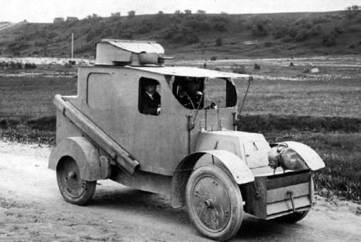 Иллюстрация к книге — Броня русской армии. Бронеавтомобили и бронепоезда в Первой мировой войне [i_004.jpg]