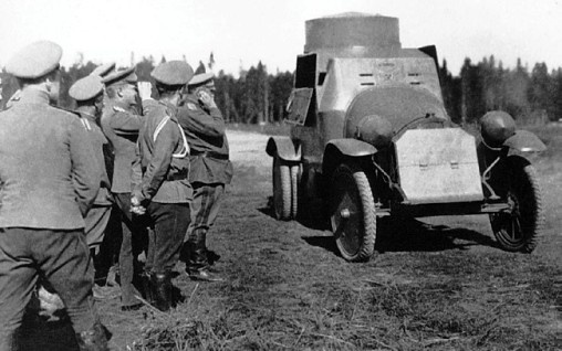 Иллюстрация к книге — Броня русской армии. Бронеавтомобили и бронепоезда в Первой мировой войне [i_124.jpg]