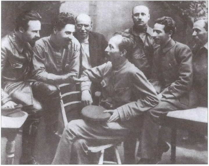 Иллюстрация к книге — Гибель красных моисеев. Начало террора. 1918 год [i_032.jpg]