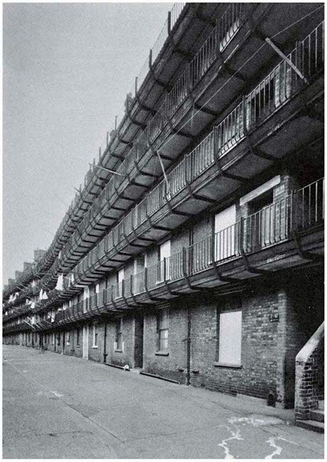 Иллюстрация к книге — Из жизни двух городов. Париж и Лондон [i_006.jpg]